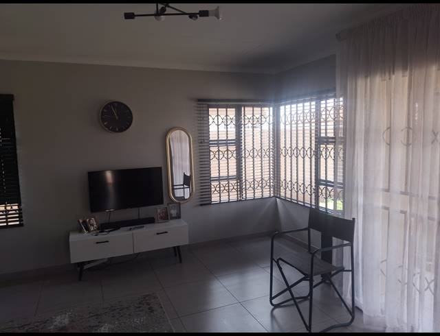 2 BEDROOM FREEHOLD FOR SALE IN DAWN PARK